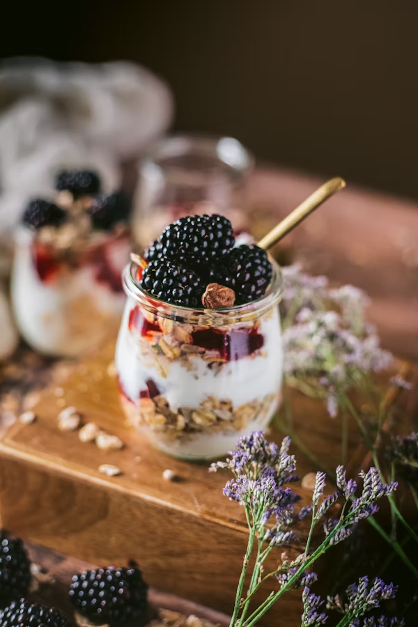 Greek yogurt parfait – easy quick weight loss meal under 300 calories