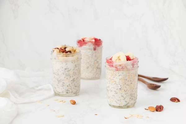 Healthy overnight oats with berries in glass jars for meal prep